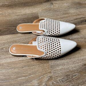 Big Buddha Shoes Size 10 Woman’s White Slip On‎